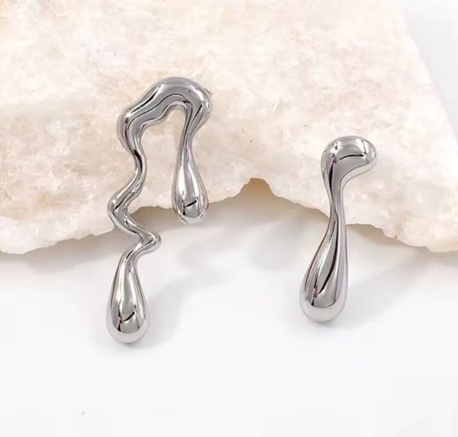 alva_zilveren_oorbel_grillige_druppel_1