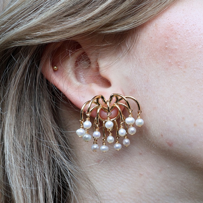 amia_gouden_bungelende_parel_oorbellen