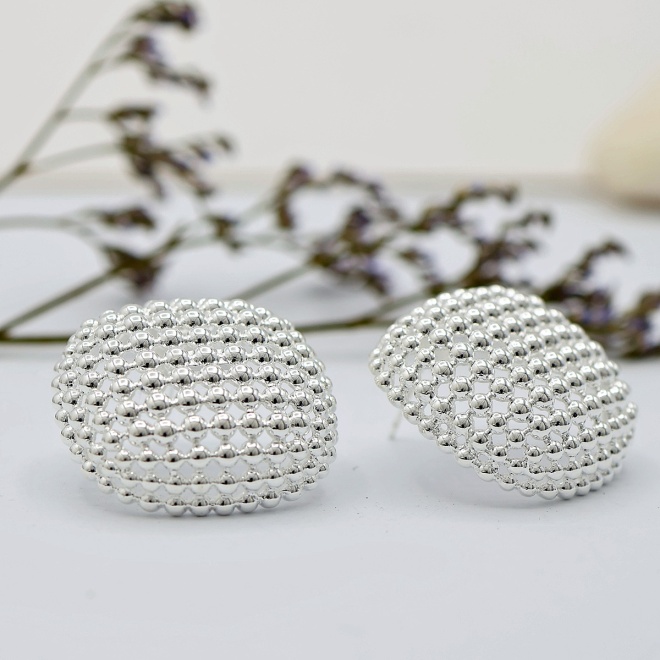 coral_zilveren_oorbellen_met_bolletjes_patroon
