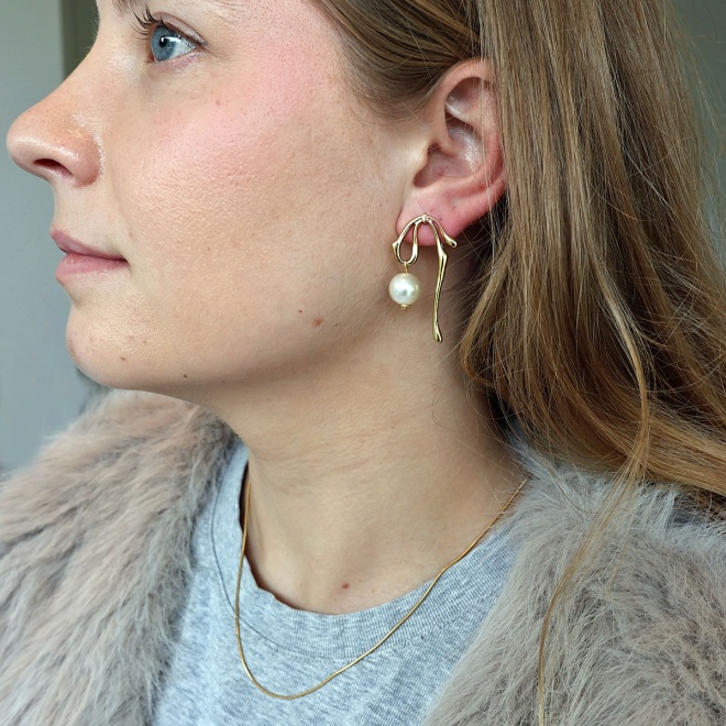 fiola_gouden_oorbellen_strikje_met_parel_1