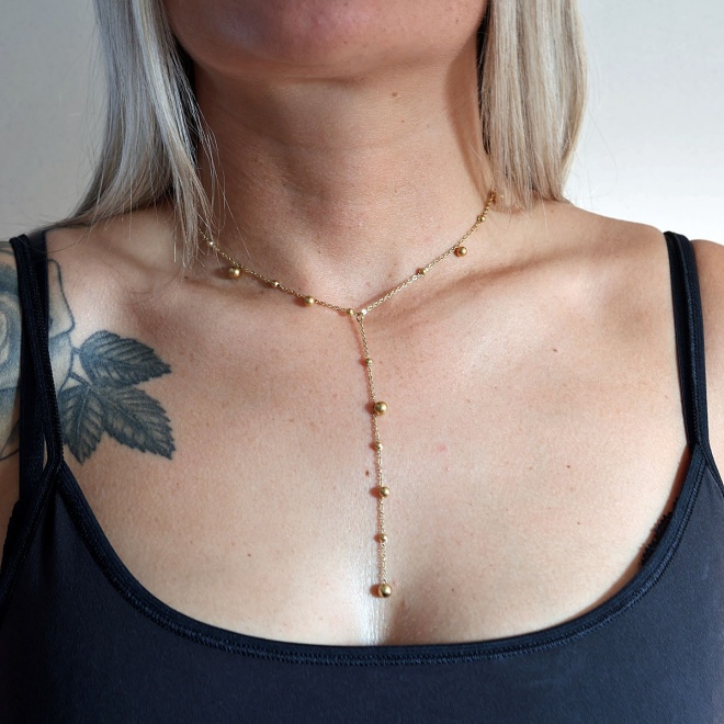 Goudkleurig Y-vormig collier met subtiele bolletjes – model JOYA van Mabiënte.