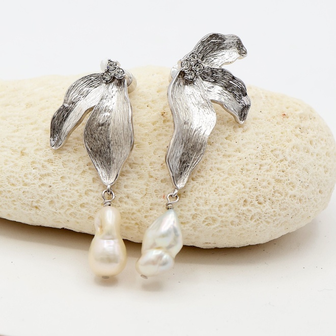 helia_zilveren_oorbellen_lange_bloem_met_witte_parel