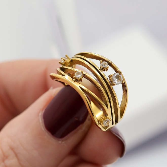 kiona_mabiente_gouden_organische_ring