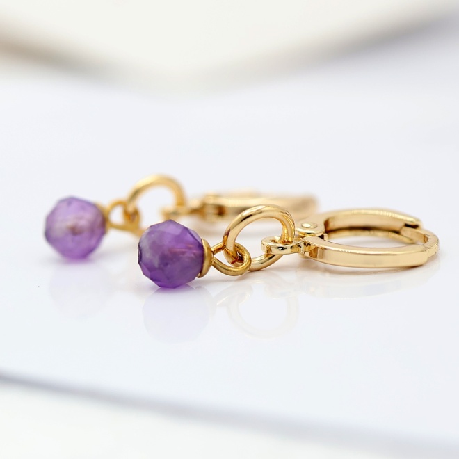 lieke_verguld_stalen_oorbellen_van_mabiente_paars_steentje