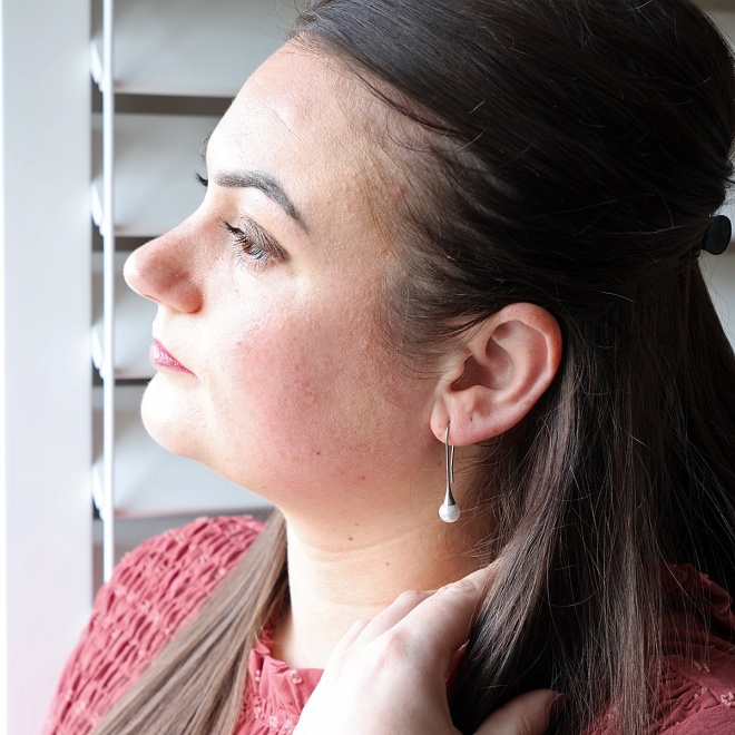 niva_witte_parel_lange_oorbellen