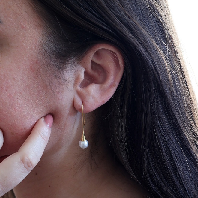 noa_mabiente_lange_parel_oorbellen_goud