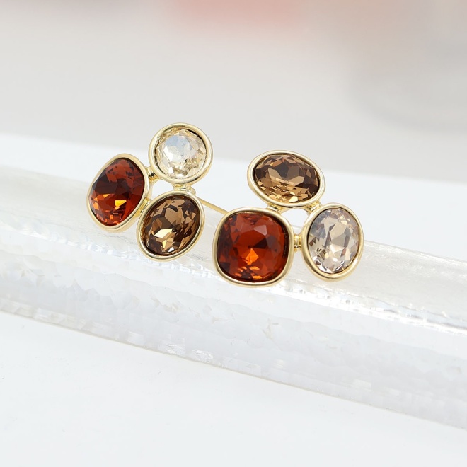 Oorbellen CLEA van Mabiënte – vergulde messing oorbellen met kristallen in champagne- en amberkleuren. Warme, elegante uitstraling met glanzende vergulde rand.