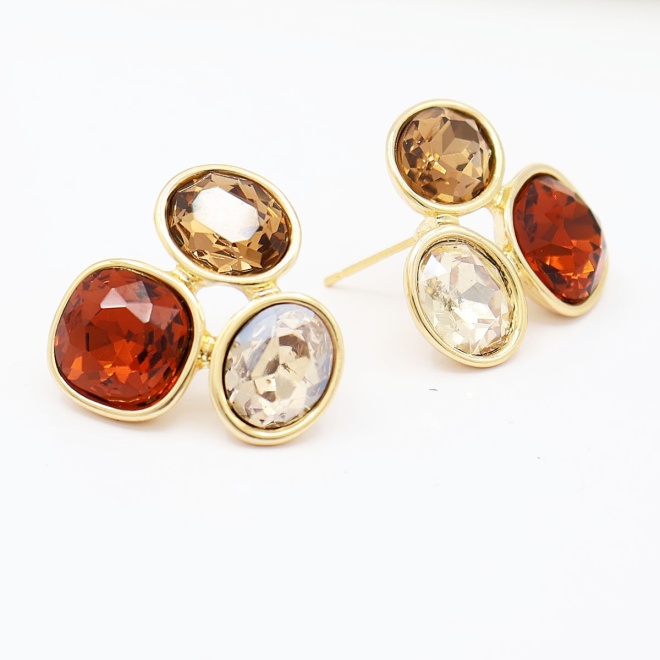 Oorbellen CLEA van Mabiënte – vergulde messing oorbellen met kristallen in champagne- en amberkleuren. Warme, elegante uitstraling met glanzende vergulde rand.