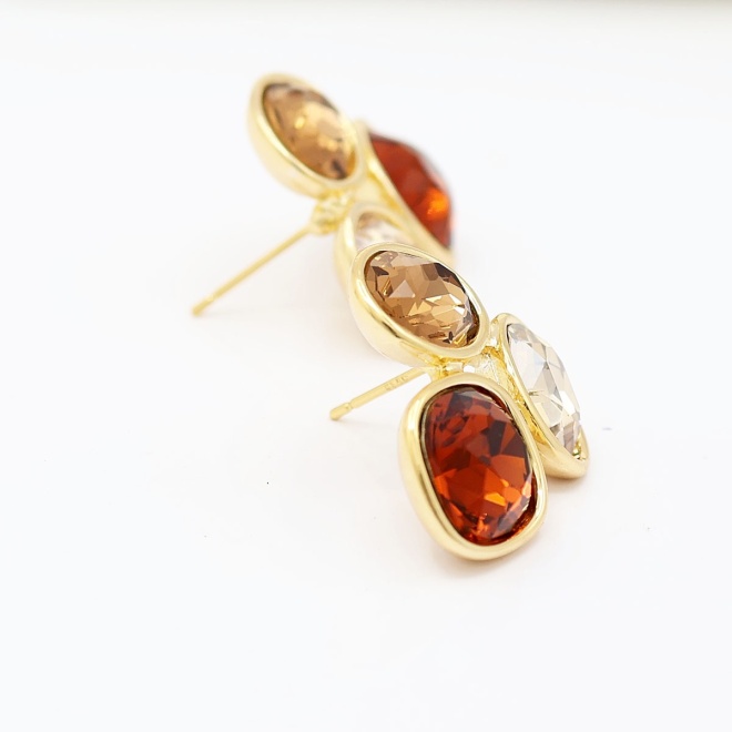 Oorbellen CLEA van Mabiënte – vergulde messing oorbellen met kristallen in champagne- en amberkleuren. Warme, elegante uitstraling met glanzende vergulde rand.