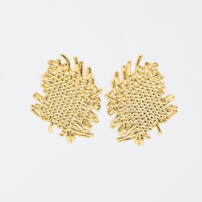 Mabiënte vergulde messing oorbellen met onregelmatige ruitvorm en geweven reliëf