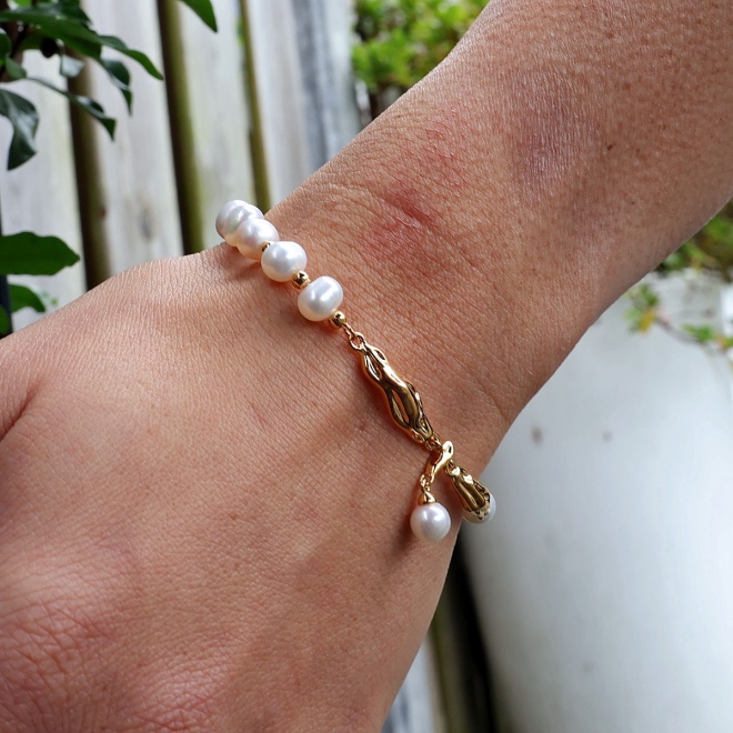 verguld_armband_met_natuurlijke_zoetwaterparels_en_organische_schakels_-_model_riona_van_mabiente1