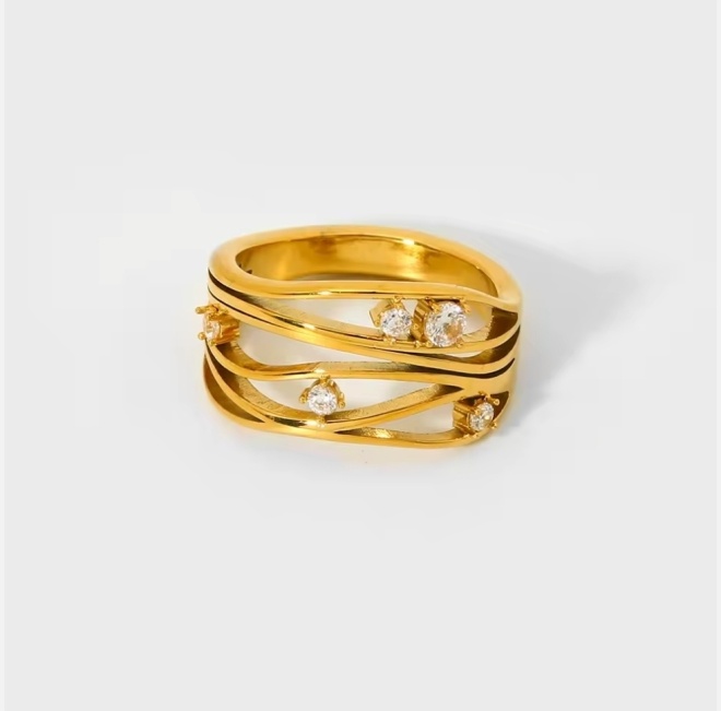 Vergulde stalen ring RIONA met meerdere golvende banen en glinsterende zirkonia’s, vrouwelijk en elegant design met luxe uitstraling.