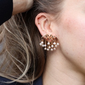 amia_gouden_boogjes_oorbellen_met_pareltjes