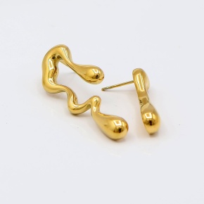 amie_gouden_oorbellen_grillige_druppel_3_88710860