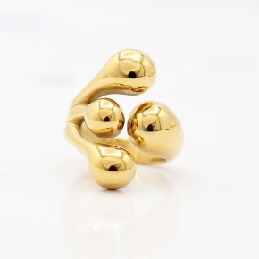 Ring DANA van Mabiënte – vergulde stalen ring met organische, vloeiende vormen en glanzende goudkleurige afwerking. Ringmaat 17,5.