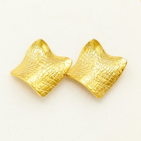 vergulde_stalen_oorbellen_met_golvende_reliefstructuur_-_model_sumi_van_mabiente_3